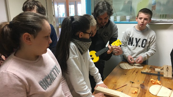 Etaples: les jeunes fabriquent un ukulele avec du bois local