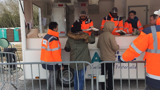 La distribution de repas aux migrants désertée à Calais