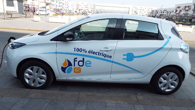 Des bornes pour véhicules électriques intégrées à l’éclairage public à Calais.