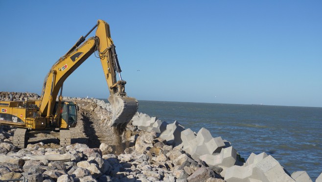Travailler sur la digue de Calais Port 2015 nécessite un brevet en piscine!