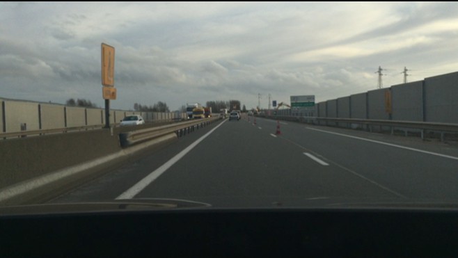 Calais : un migrant blessé récupéré sur la bande d'arrêt d'urgence.