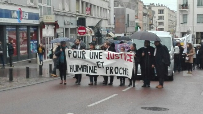 Manifestation des professionnels de la justice dans les rues de Boulogne