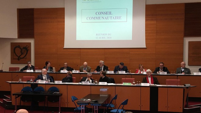 C'est la collecte des déchets verts une fois par mois ou l'augmentation de la taxe !