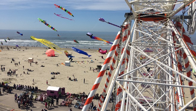 Berck : le public afflue pour admirer les Cerfs-Volants de la Grande Roue 