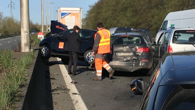 Carambolage entre 5 voitures et une fourgonnette ce mercredi matin sur l'A16