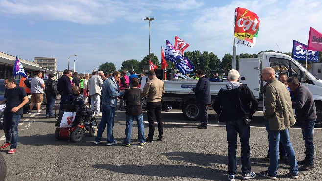 Calais : près de 200 personnes ont manifesté pour soutenir les fonctionnaires