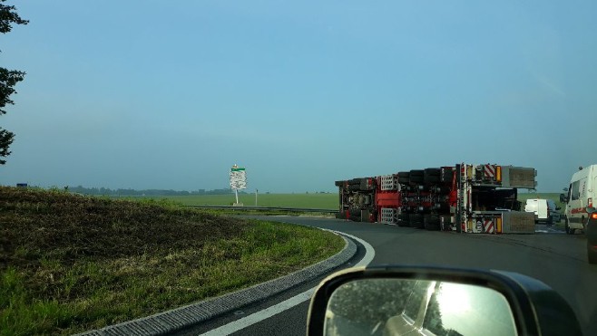 Un poids lourd en travers de la route entre le CHAM et la sortie A16 Berck
