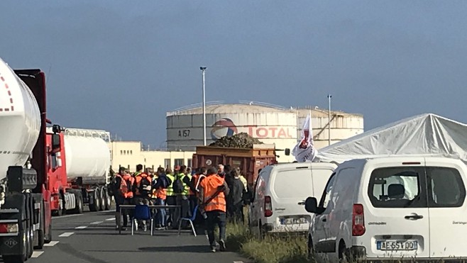 Les agriculteurs bloquent le dépôt pétrolier de Mardyck