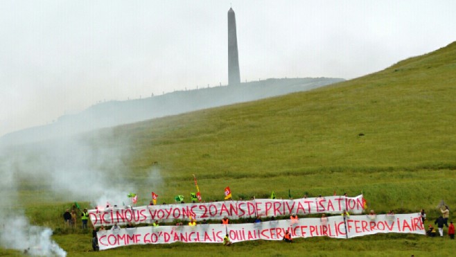 Calaisis : les cheminots déploient une banderole au cap Blanc-Nez