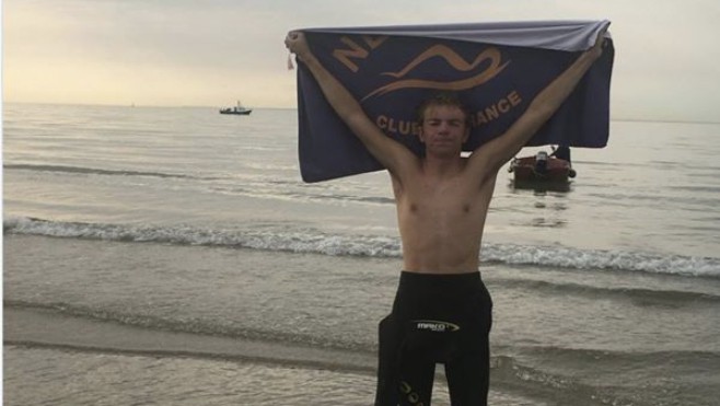 A seulement 16 ans, il réalise la traversée de la Manche à la nage