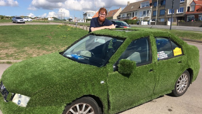 Insolite : une voiture relookée avec de la fausse herbe !