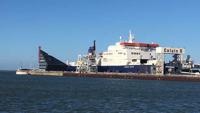 Des migrants secourus dans le port de Calais