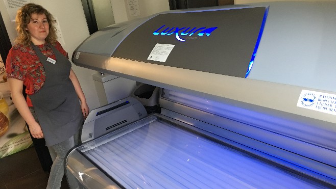 Cabines UV: les autorités sanitaires veulent les interdire, quelles réactions dans les instituts?