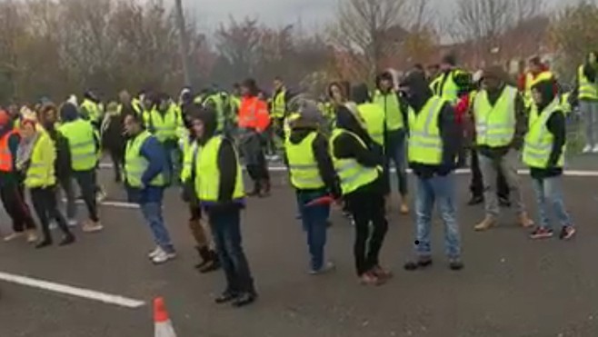 Délogés par les forces de l'ordre ce midi à Boulogne et Calais, ils continuent plus loin.