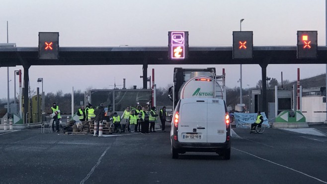 5ème journée des gilets jaunes : barrages filtrants en cours