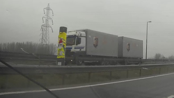 Les gilets jaunes rhabillent les radars de l'A16 !