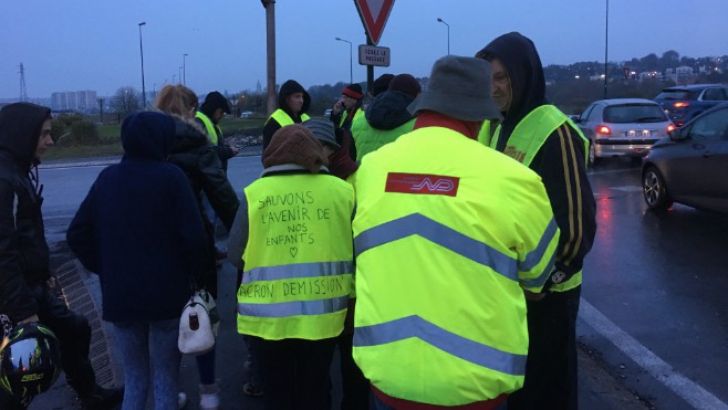 Les gilets jaunes ne décolèrent pas.