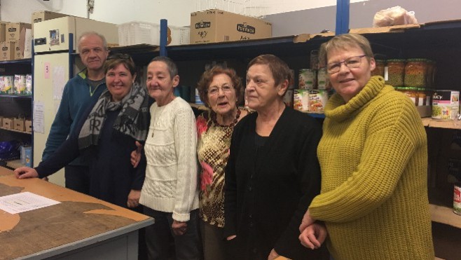 Jeunes et bénéficiaires font aussi partie des bénévoles des Restos du coeur : reportage au Fort Nieulay à Calais 