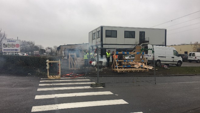A Calais, les gilets jaunes restent mobilisés zone Marcel Doret