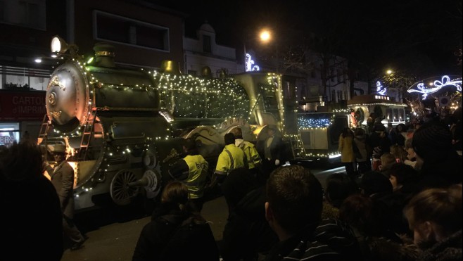 La foule dimanche soir à Calais pour voir passer le Christmas Train !