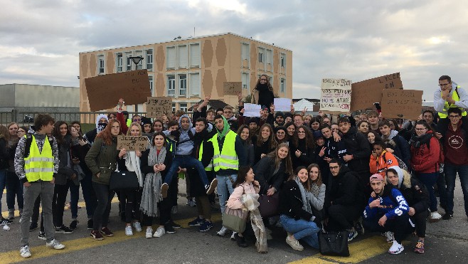 Berck: une centaine d'élèves manifeste devant le lycée 