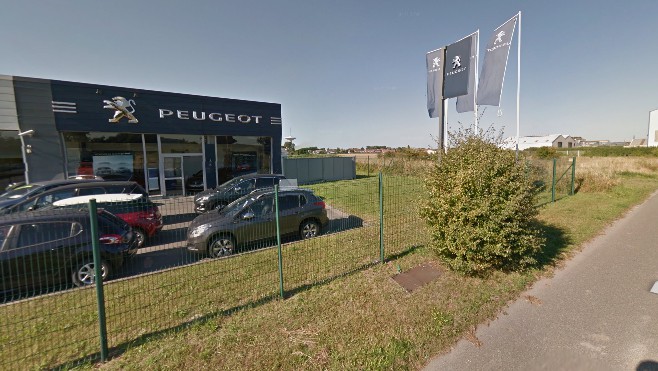 Leffrinckoucke : 20 véhicules en feu au garage Peugeot