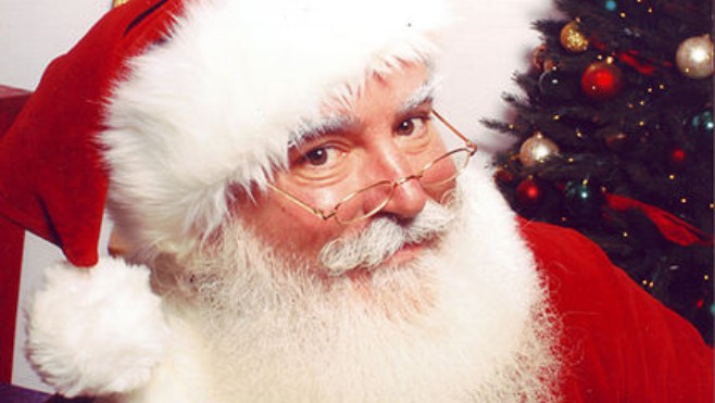 Interview exclusive : le Père Noël adore survoler la Côte d'Opale lors de la distribution des cadeaux