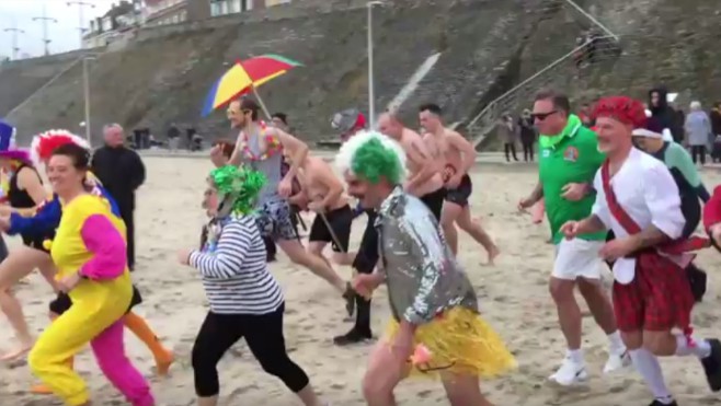 Les bains du nouvel an dans la mer ont été très suivis sur la Côte d’Opale. 