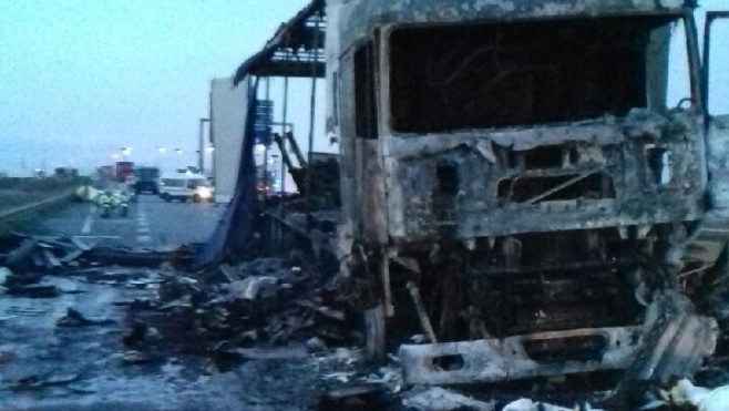 Calais : le camion incendié sur la rocade a pris feu en fonçant dans un barrage enflammé établi par des migrants.  
