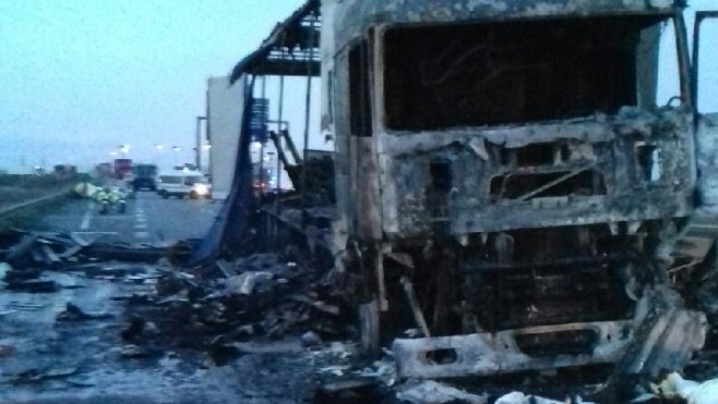Calais : le camion incendié sur la rocade a pris feu en fonçant dans un barrage enflammé établi par des migrants.
