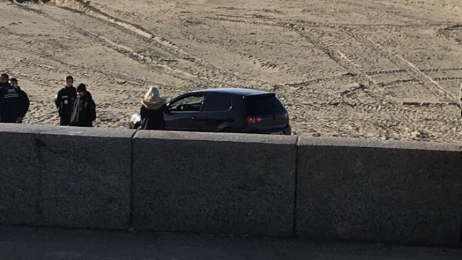 Berck: une voiture embourbée sur la plage