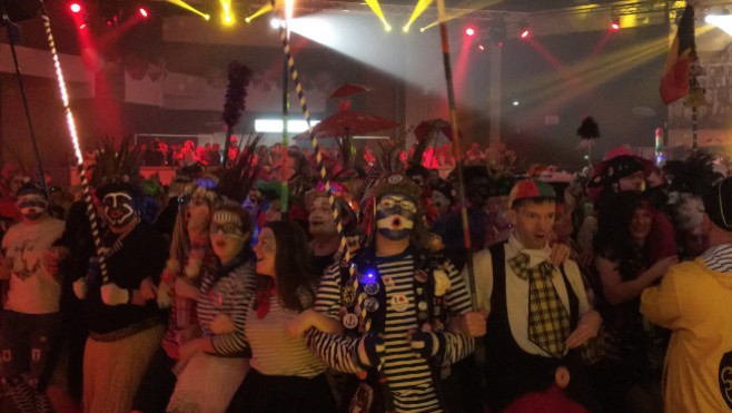 Ambiance très joyeuse au bal du chat noir pour les 10 000 carnavaleux !