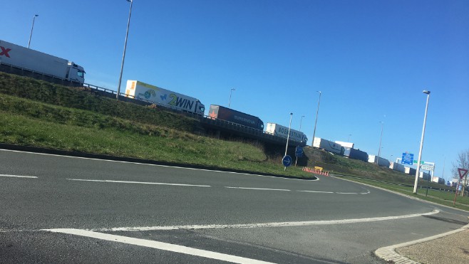 Des zones de stockage de poids lourds sur l'A16 et l'A26.