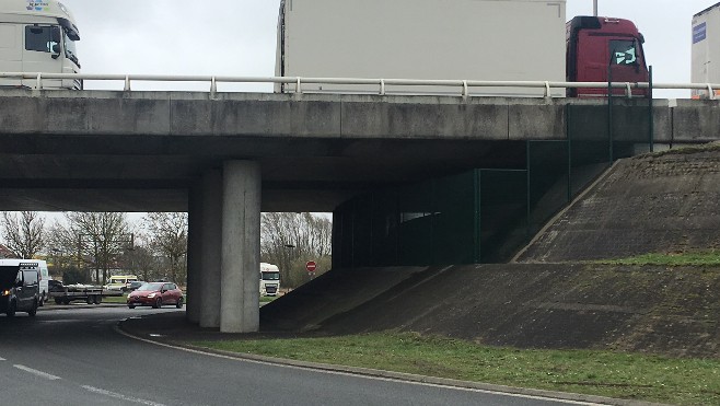 Installation de nouvelles grilles anti-migrants à Calais