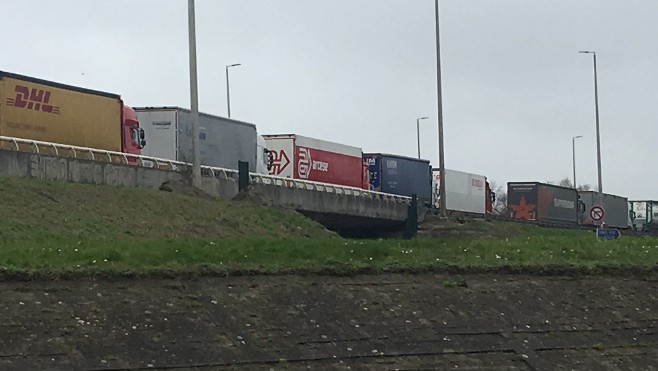 Les transporteurs bloqueront l'A16 à la frontière belge tant que le conflit des douaniers n’aura pas trouvé d’issue