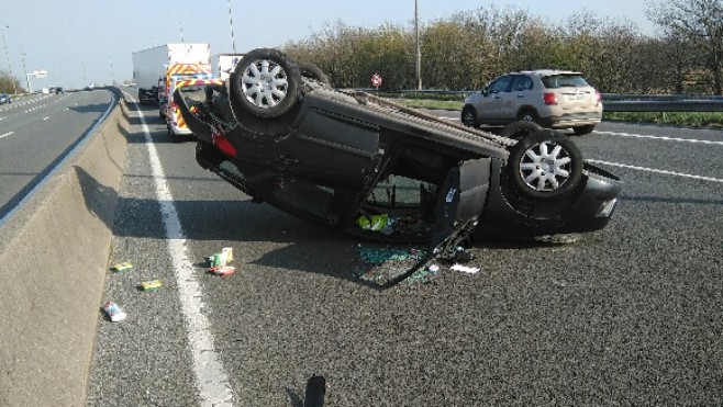 Une voiture sur le toit et de gros ralentissements hier sur l'A16 à Calais 