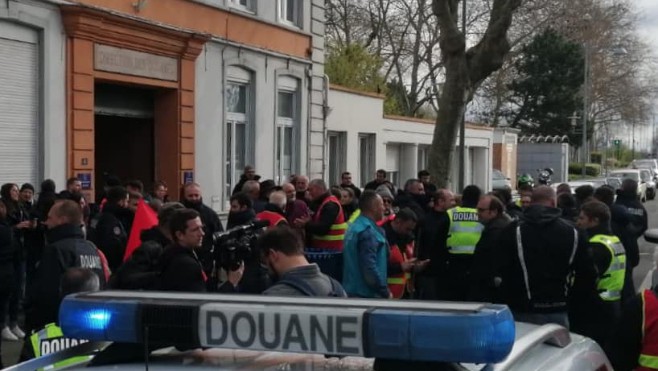 100 à 150 douaniers devant la direction de Dunkerque mercredi matin.