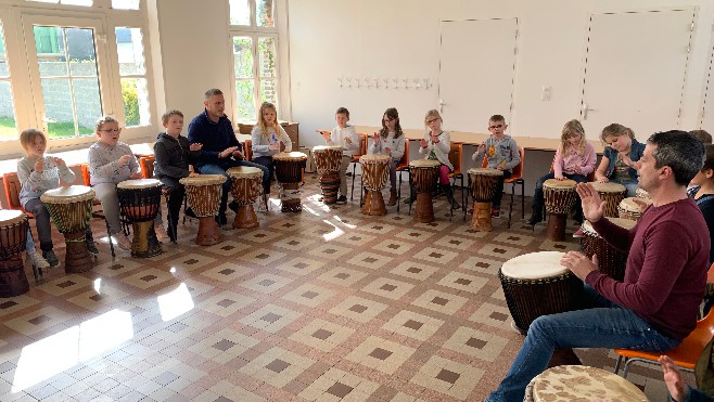 Merlimont: les élèves de CP/CE1 s'essaient à la percussion