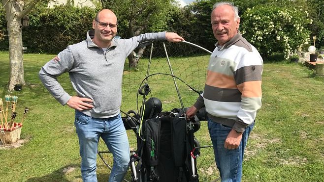 Traverser la Manche en paramoteur : le beau cadeau d'un fils à son père