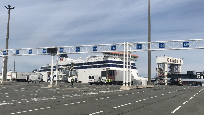Le trafic transmanche interrompu au port de Calais ce jeudi matin