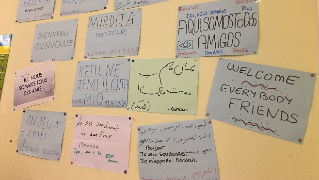 A Calais, la Croix-Rouge donne des cours de français aux réfugiés
