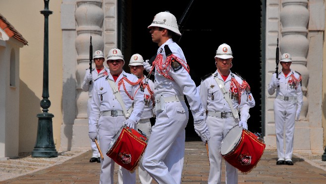 Les carabiniers du prince de Monaco recrutent. Ils seront présents en septembre à Fréthun.
