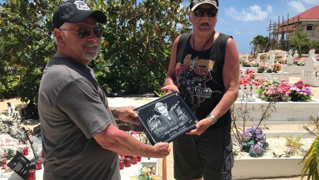 Le Fan Club Johnny Hallyday Côte d'Opale a fait déposer une plaque sur la tombe.