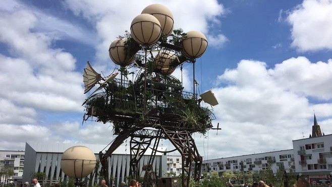 A Calais, l'aéroflorale 2 attire déjà les curieux place d'armes...