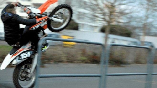 Grande Synthe : aprés un rodéo en motocross il montre ses fesses aux policiers.