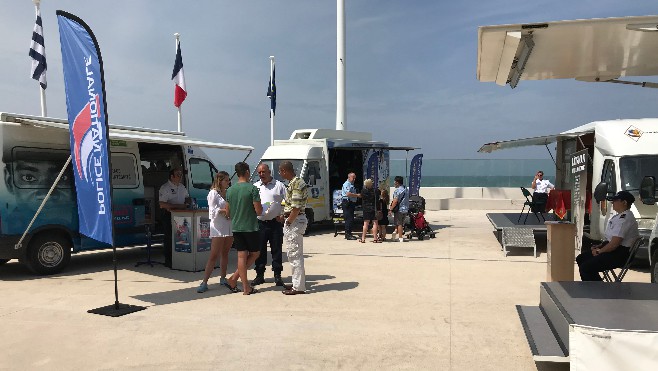 Des stands d'informations sur les métiers de l'uniforme sur les plages de notre littoral