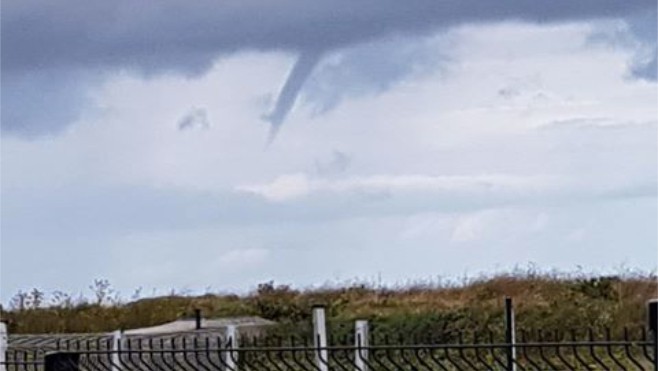 Une trombe marine vue à Calais lundi matin...