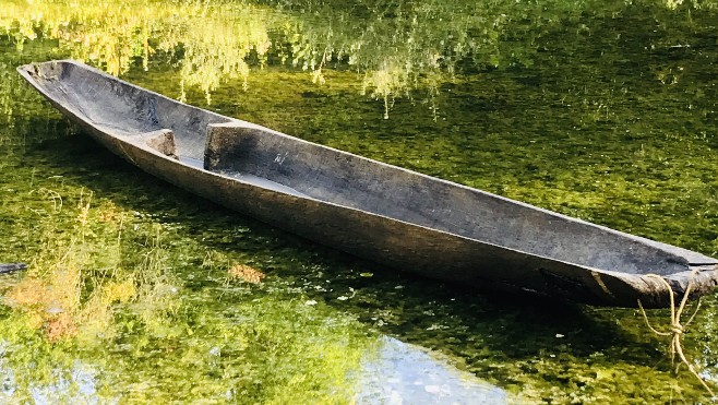 Une réplique d’une pirogue monoxyle mise à l’eau au Parc Samara