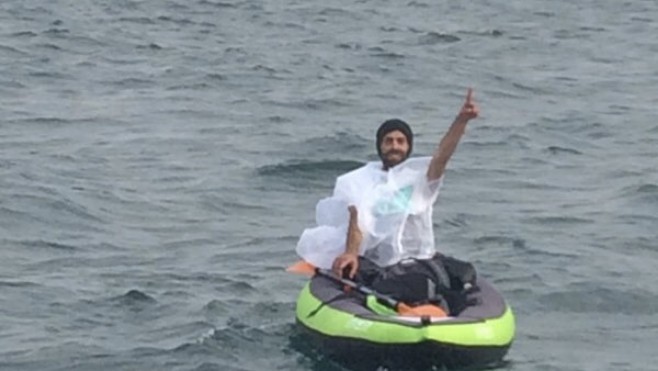 Un migrant tente de traverser la Manche en kayak