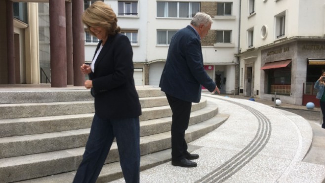 Une rampe d’accès pour handicapés intégrée dans l’escalier du Théâtre Monsigny.